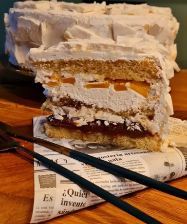 Bizcocho de vainilla, dulce de leche, merengue, nata y melocotón