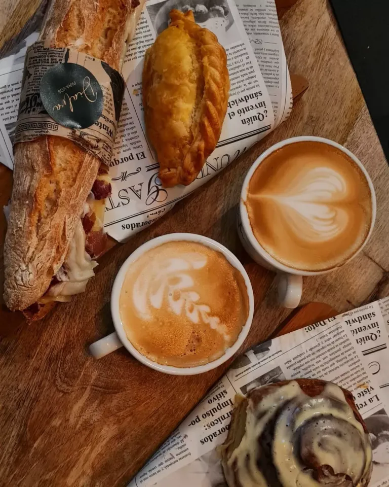 Bocadillo de paleta ibérica, empanadilla, cafés y cinnamon roll