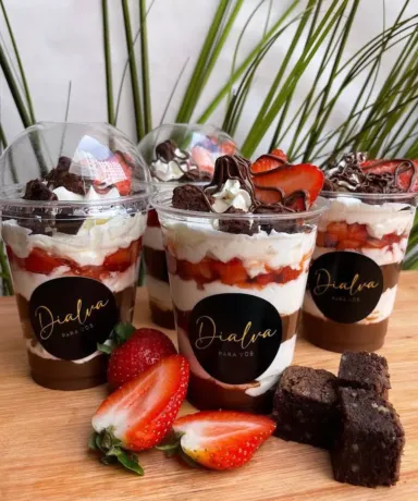 Vasos de brownie con fresas y nata