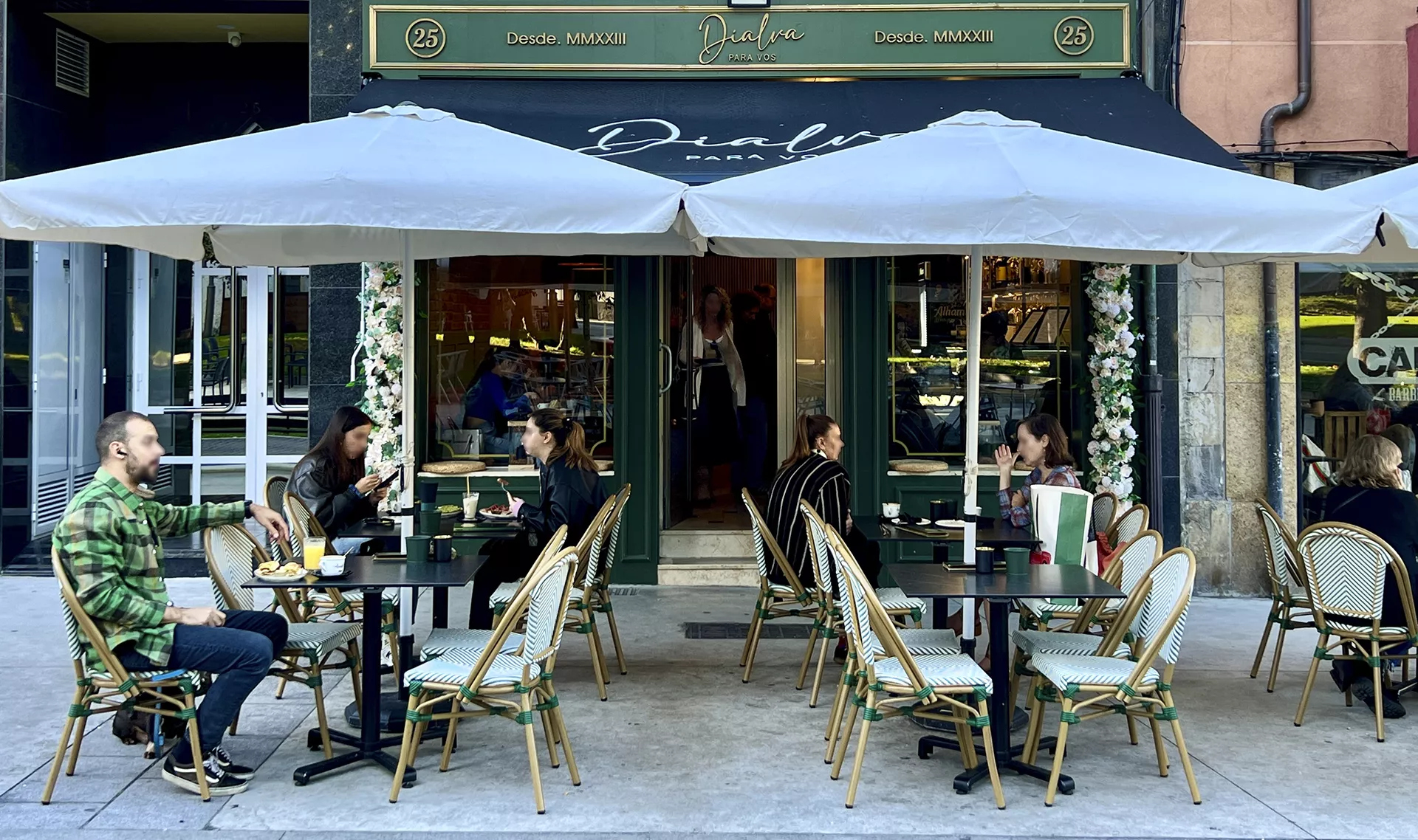 Fachada y terraza de Cafetería Dialva Para Vos en Avilés