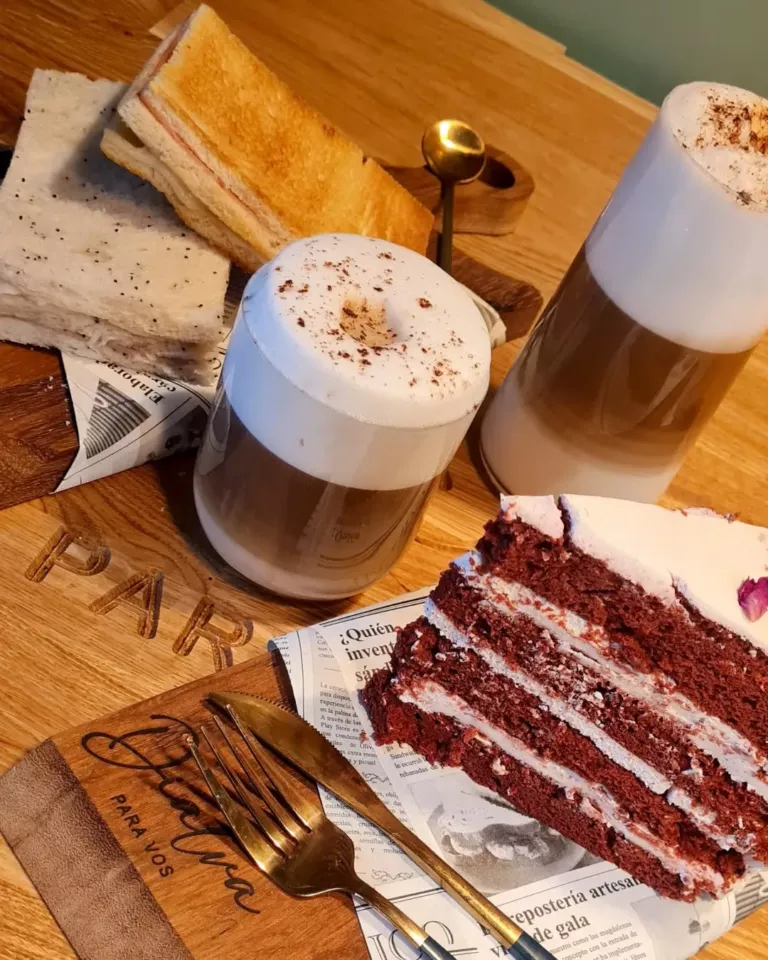 Capuchinos, tarta Red Velvet y Sándwich de miga