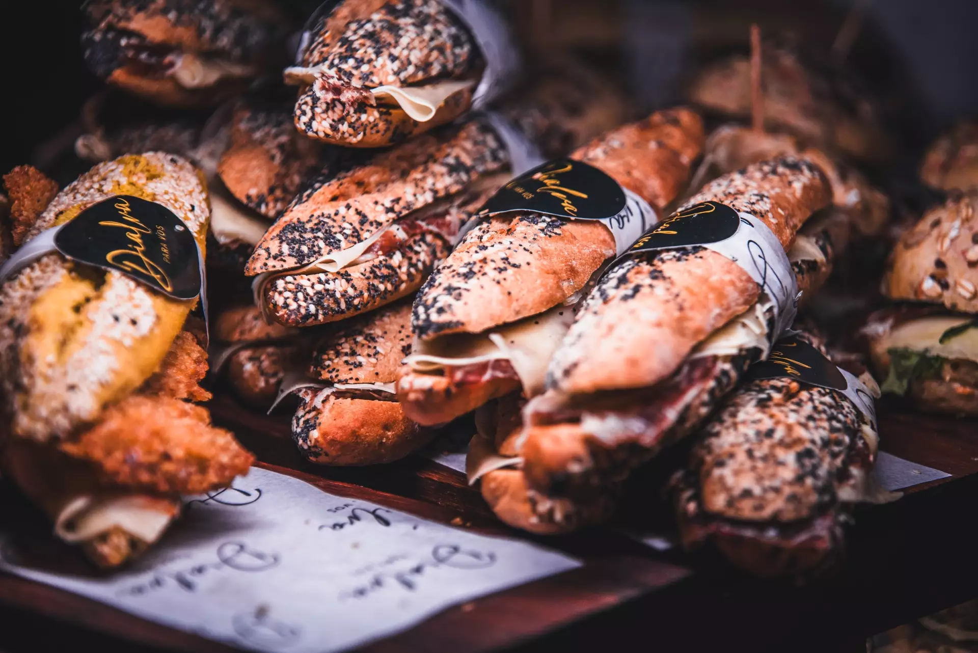 Bocadillos gourmet de jamón y pollo