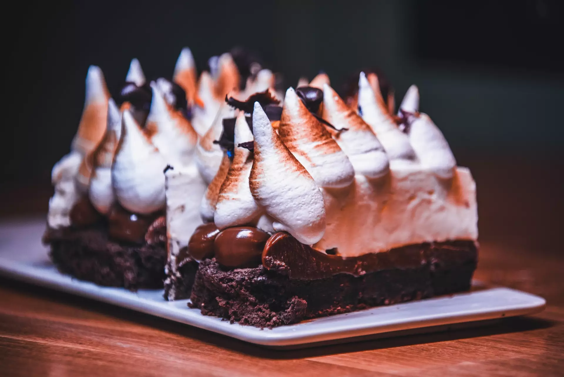 Tarta de bizcocho de chocolate con merengue
