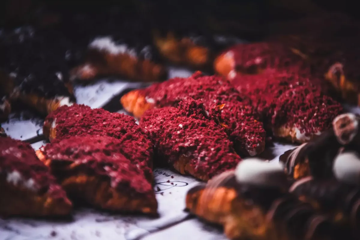 Croisants con topping rojo