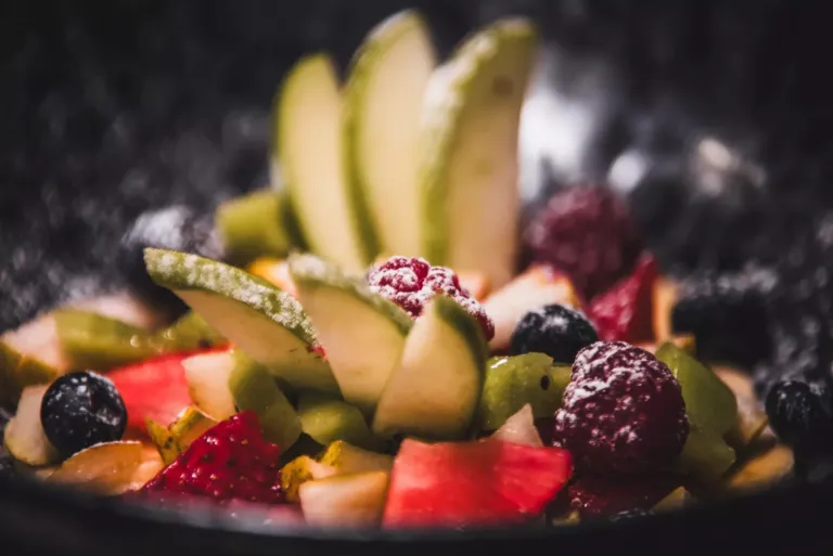Fruta cortada y emplatada: manzana, fresa, arándanos, pera, mera...