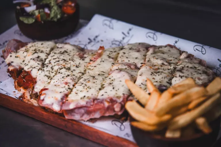 Milanesa de ternera con queso y tomate