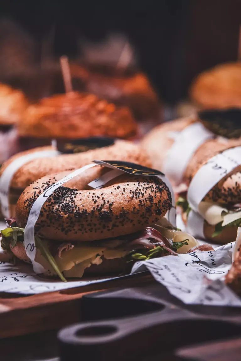 Bagels rellenos de jamón, queso y brotes
