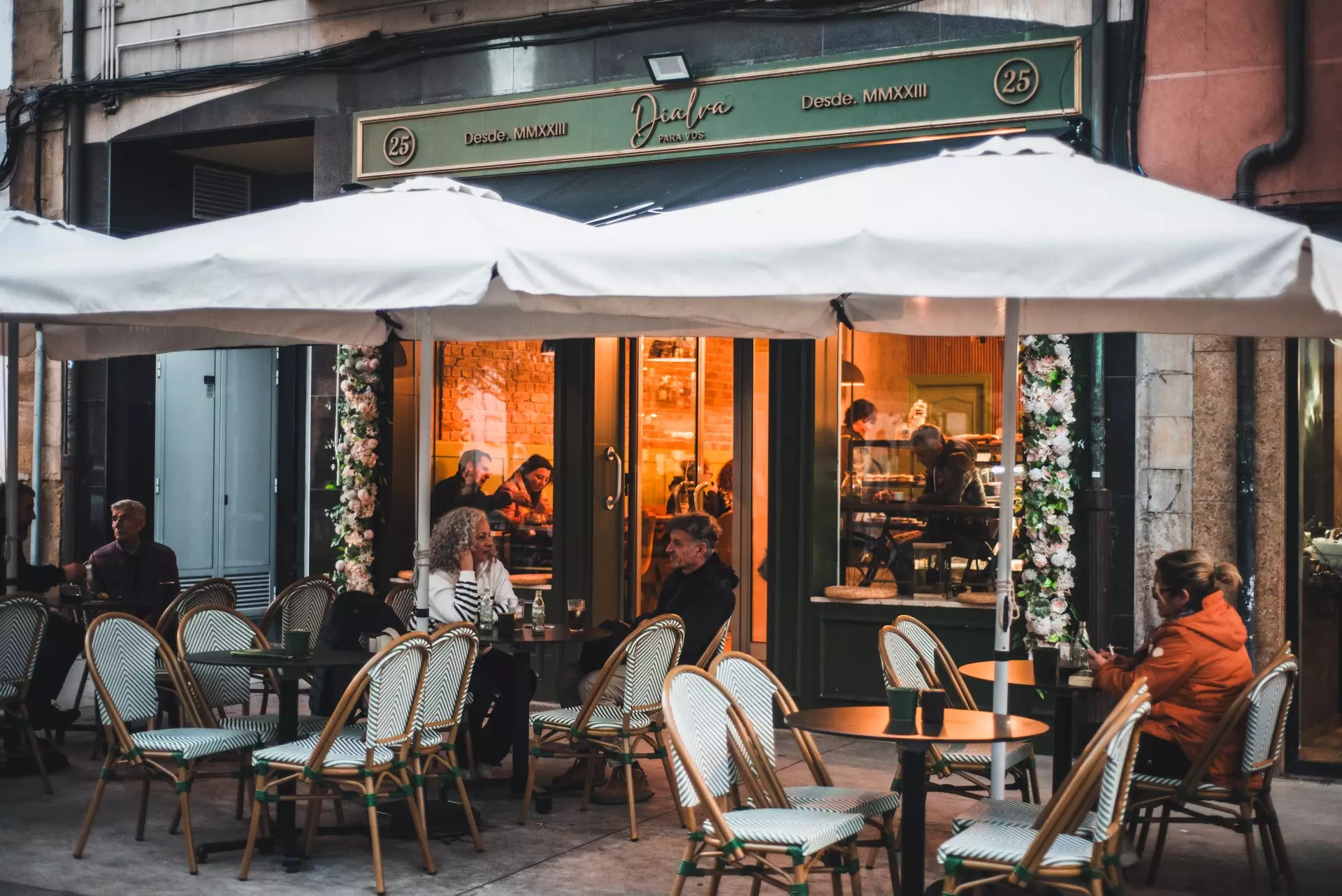 Fachada y terraza de Cafetería Dialva Para Vos en Avilés