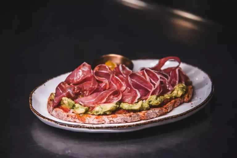 Tosta de aguacate y jamón