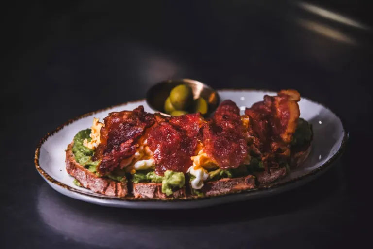 Tosta de aguacate, bacon y huevo