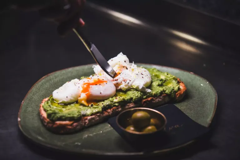 Tosta de aguacate y huevo poché